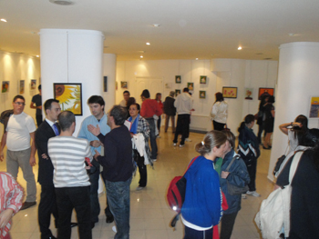 Pintores y visitantes después de la inauguración.